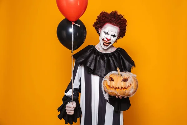 Clown Uomo Arrabbiato Indossando Costume Nero Trucco Halloween Guardando Fotocamera — Foto Stock