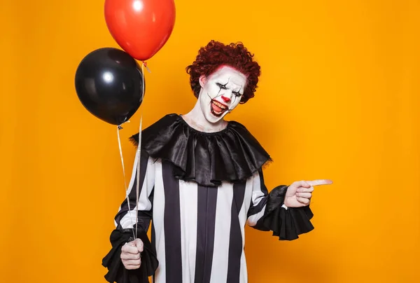 Arg Man Klädd Scary Clown Halloweenkostym Holding Ballonger Isolerade Över — Stockfoto