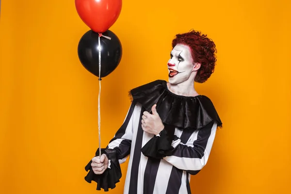 Hombre Enojado Vestido Con Traje Halloween Payaso Asustadizo Sosteniendo Globos —  Fotos de Stock