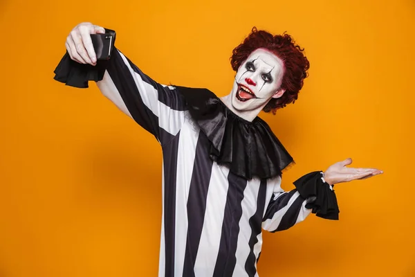 Ler Skrämmande Man Clown Med Rött Hår Och Läskigt Smink — Stockfoto
