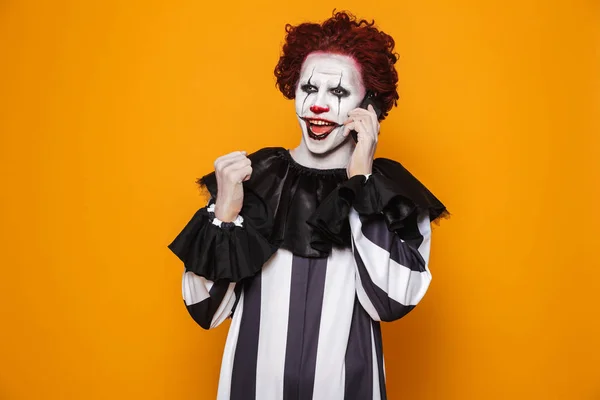 Радостный Клоун Мужчина Лет Черном Костюме Хэллоуин Макияж Говорить Смартфоне — стоковое фото
