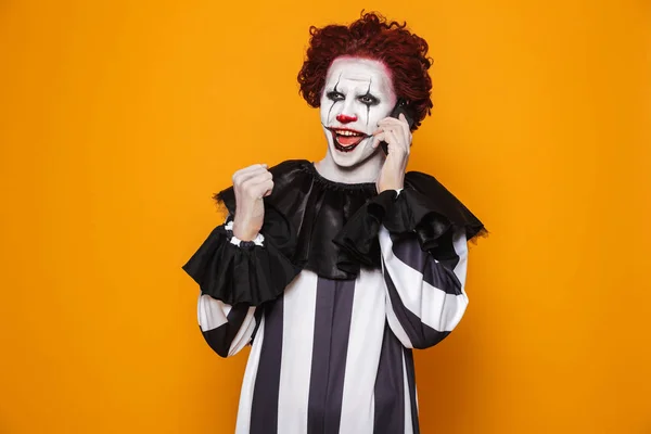 Hombre Payaso Alegre Años Vistiendo Traje Negro Maquillaje Halloween Hablando —  Fotos de Stock