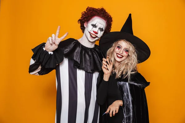 Gladlynt Kvinna Häxa Och Clown Med Hallowen Make Ser Kameran — Stockfoto