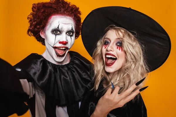 Glada Läskig Häxa Och Clown Med Halloween Smink Gör Selfie — Stockfoto