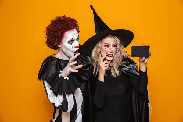 Payaso Espeluznante Hermosa Bruja Con Maquillaje Halloween Haciendo Selfie Teléfono —  Fotos de Stock