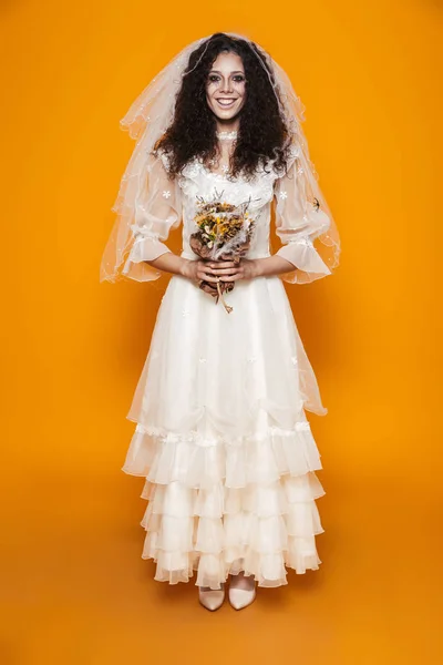 Ganzkörperaufnahme Der Glücklichen Braut Zombie Weißen Hochzeitskleid Mit Blumen Lächelnde — Stockfoto