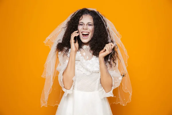 Happy Bruneta Žena Zombie Svatební Šaty Závoj Smartphone Nehýbej Izolované — Stock fotografie