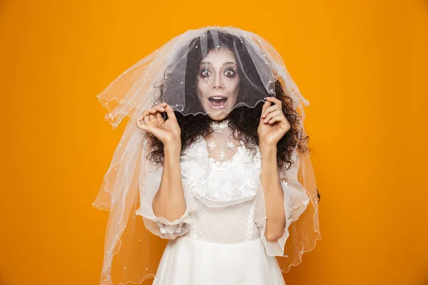 Foto Mujer Horrorosa Halloween Usando Vestido Novia Maquillaje Vacaciones Tocando —  Fotos de Stock