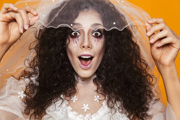 Foto Vackra Zombie Kvinna Halloween Bära Brudklänning Och Holiday Makeup — Stockfoto