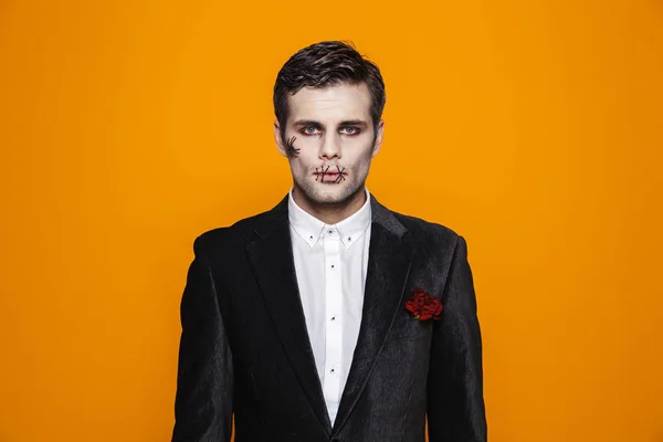 Foto Spaventoso Uomo Zombie Halloween Indossa Abito Classico Trucco Raccapricciante — Foto Stock