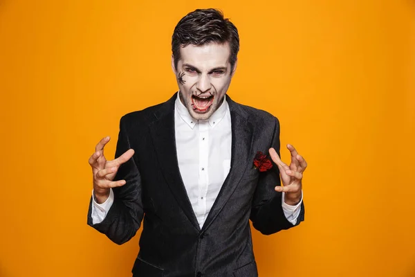 Arg Psycho Man Zombie Kostym Skriker Och Ser Kameran Isolerade — Stockfoto