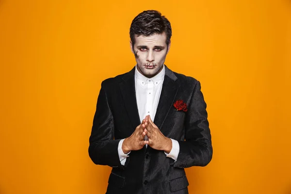 Självsäker Zombie Brudgum 20S Med Halloween Make Ser Kameran Isolerade — Stockfoto