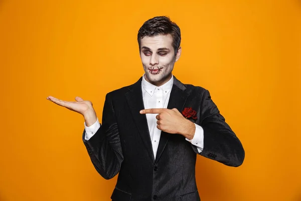 Foto Aterrador Novio Zombi Con Traje Clásico Maquillaje Halloween Sosteniendo —  Fotos de Stock