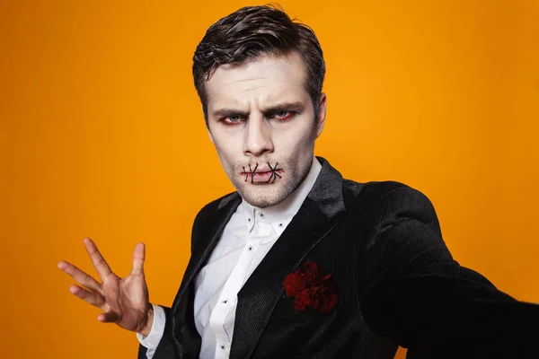 Arg Man Zombie Officiella Kostym Tittar Kameran Och Göra Selfie — Stockfoto