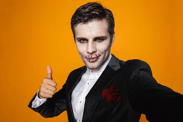 Usměvavý Pohledný Muž Zombie Halloween Make Ukazuje Palcem Dělat Selfie — Stock fotografie