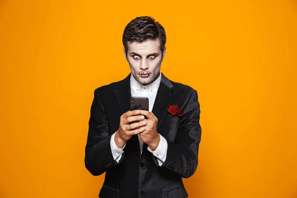 Shocked Zombie Man Groom Wih Halloween Make Usando Smartphone Aislado —  Fotos de Stock