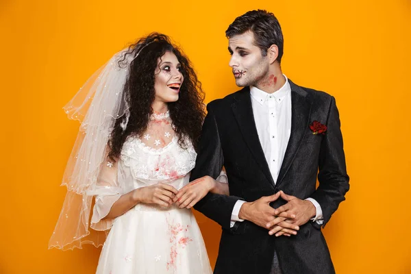 Веселые Мертвые Невеста Жених Хэллоуин Макияж Глядя Друг Друга Улыбаясь — стоковое фото