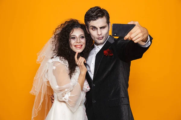 Фото Мертвой Европейской Пары Жениха Невесты Свадебном Наряде Хэллоуинском Гриме — стоковое фото