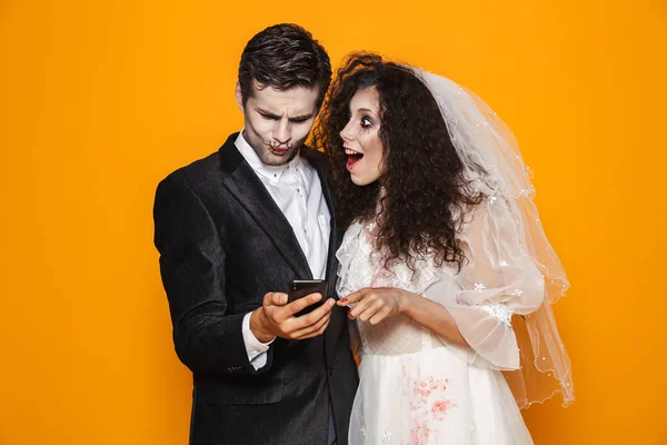 Foto Vackra Zombie Par Brudgummen Och Bruden Bär Bröllop Outfit — Stockfoto