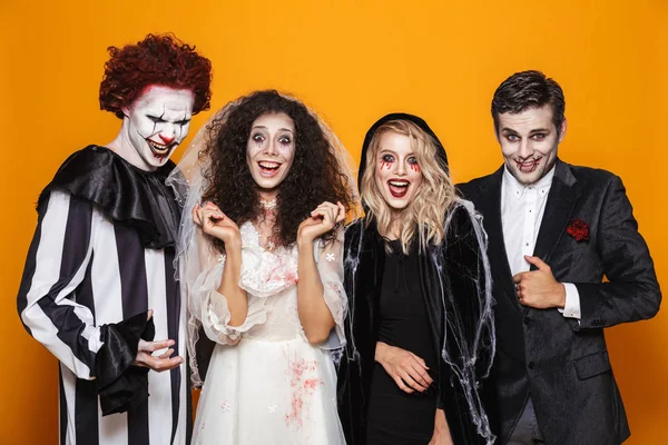 Grupp Glada Vänner Klädd Skrämmande Kostymer Firar Halloween Isolerade Över — Stockfoto