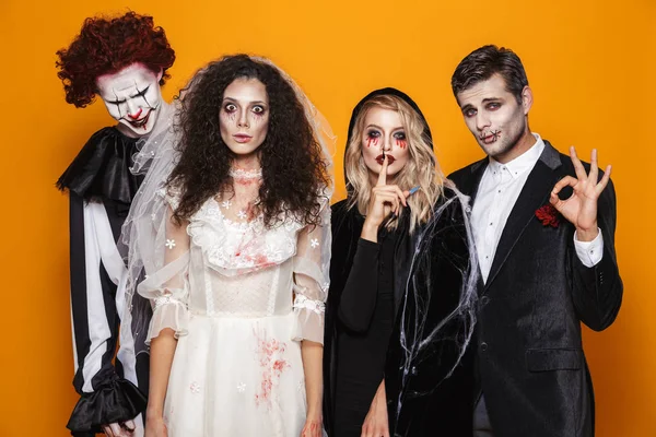 Grupp Vänner Klädd Skrämmande Kostymer Firar Halloween Isolerade Över Gul — Stockfoto