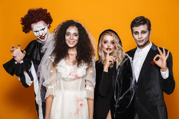 Grupp Leende Vänner Klädd Skrämmande Kostymer Firar Halloween Isolerade Över — Stockfoto