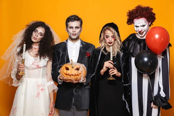 Grupp Vänner Klädd Skrämmande Kostymer Firar Halloween Isolerade Över Gul — Stockfoto