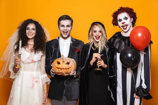 Grupp Glada Vänner Klädd Skrämmande Kostymer Firar Halloween Isolerade Över — Stockfoto