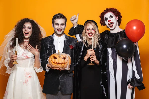 Grupp Glada Vänner Klädd Skrämmande Kostymer Firar Halloween Isolerade Över — Stockfoto