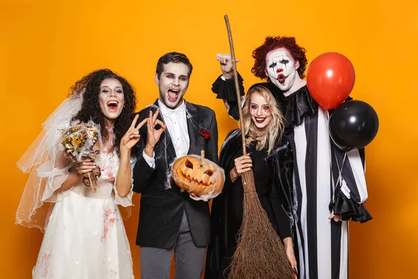 Grupp Vänner Klädd Skrämmande Kostymer Firar Halloween Isolerade Över Gul — Stockfoto