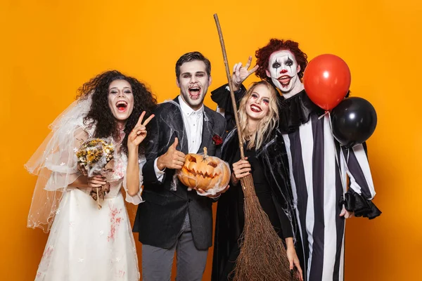 Grupo Amigos Alegres Vestidos Con Trajes Miedo Celebrando Halloween Aislados —  Fotos de Stock