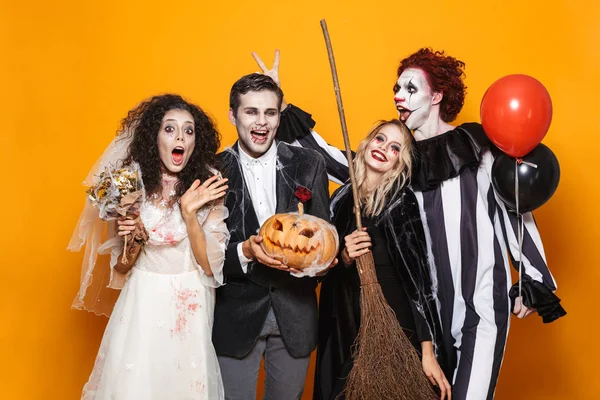 Grupo Amigos Emocionados Vestidos Con Trajes Miedo Celebrando Halloween Aislados —  Fotos de Stock