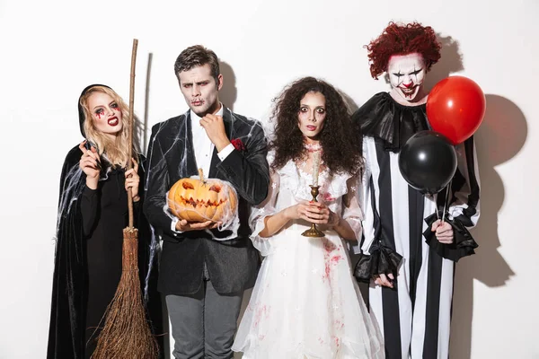 Grupp Glada Vänner Klädd Skrämmande Kostymer Firar Halloween Isolerade Över — Stockfoto