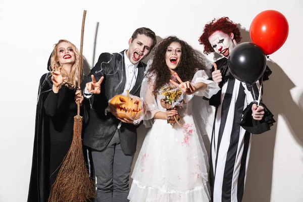 Grupp Vänner Klädd Skrämmande Kostymer Firar Halloween Isolerade Över Vit — Stockfoto