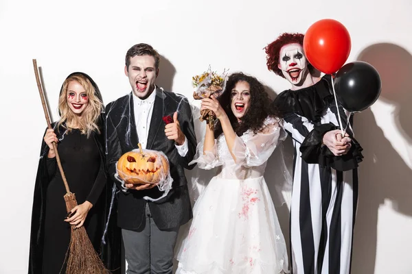 Grupo Amigos Alegres Vestidos Con Trajes Miedo Celebrando Halloween Aislados —  Fotos de Stock