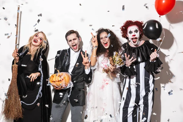 Grupo Amigos Vestidos Con Trajes Miedo Celebrando Halloween Bajo Lluvia —  Fotos de Stock