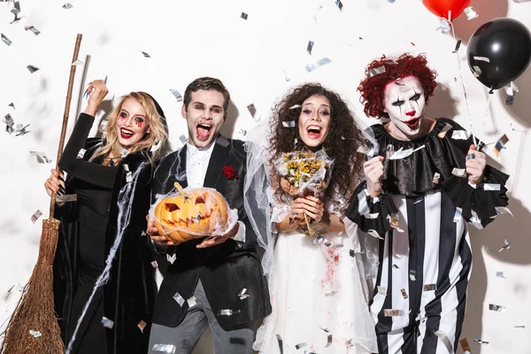 Grupp Glada Vänner Klädd Skrämmande Kostymer Fira Halloween Enligt Konfetti — Stockfoto