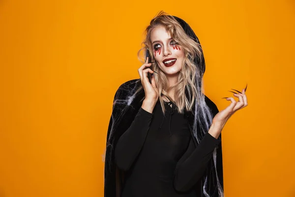 Mulher Bruxa Jovem Vestindo Traje Preto Maquiagem Halloween Falando Smartphone — Fotografia de Stock