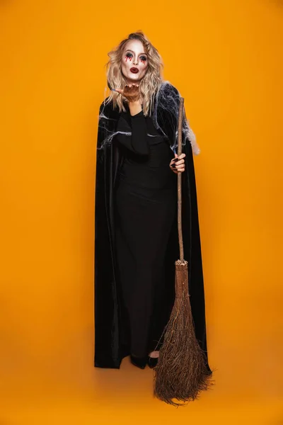 Imagem Comprimento Total Mulher Mágica Vestindo Traje Preto Maquiagem Halloween — Fotografia de Stock