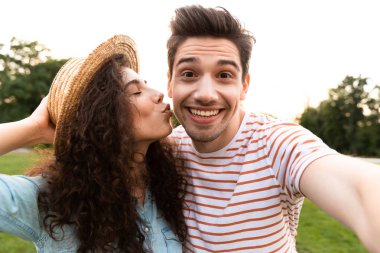 Resim komik insanlar erkek ve kadın 20'li yeşil park ve alma selfie cep telefonundan yürüyüş