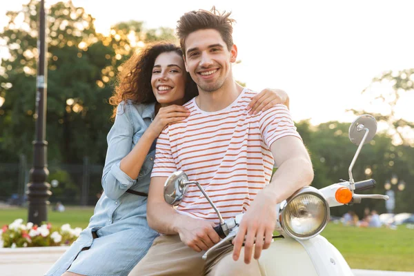 Portret Van Schattig Paar Man Vrouw Glimlachend Knuffelen Elkaar Zittend — Stockfoto