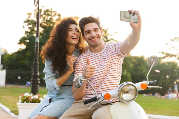 Foto Felice Coppia Uomo Donna Scattare Selfie Sul Telefono Cellulare — Foto Stock