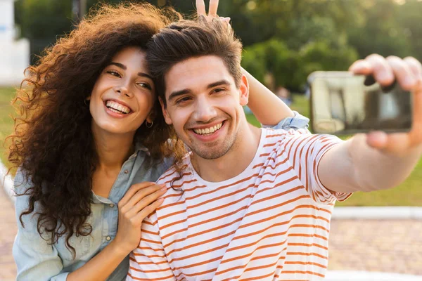 Foto Casal Alegre Homem Mulher Tomando Selfie Telefone Celular Enquanto — Fotografia de Stock