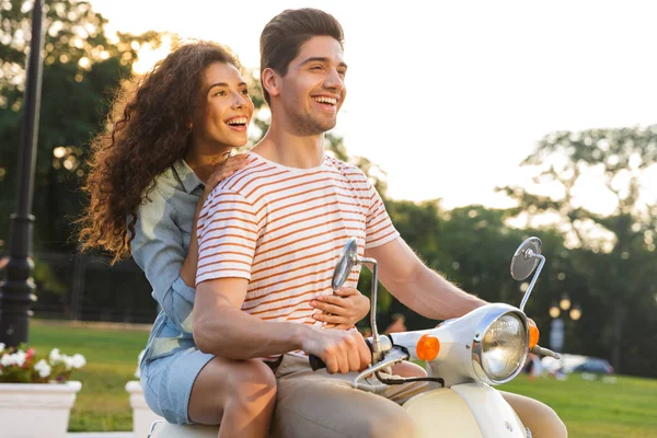 Retrato Casal Alegre Homem Mulher Andando Moto Juntos Através Rua — Fotografia de Stock