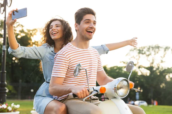 Portret Van Mooie Vrouw Nemen Selfie Smartphone Tijdens Het Rijden — Stockfoto