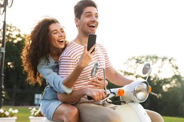 Porträt Einer Glücklichen Frau Die Mit Dem Smartphone Fotografiert Während — Stockfoto