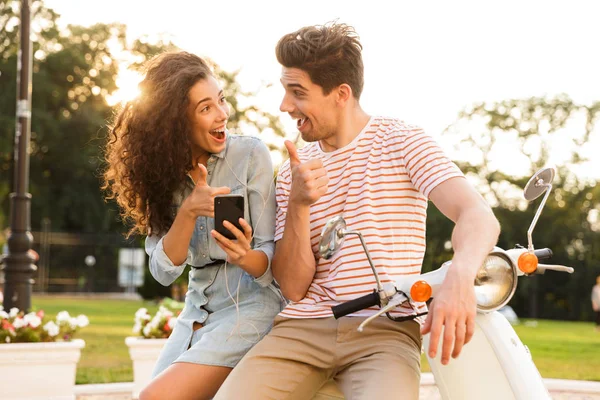 Retrato Casal Alegre Homem Mulher Usando Fones Ouvido Sentados Scooter — Fotografia de Stock