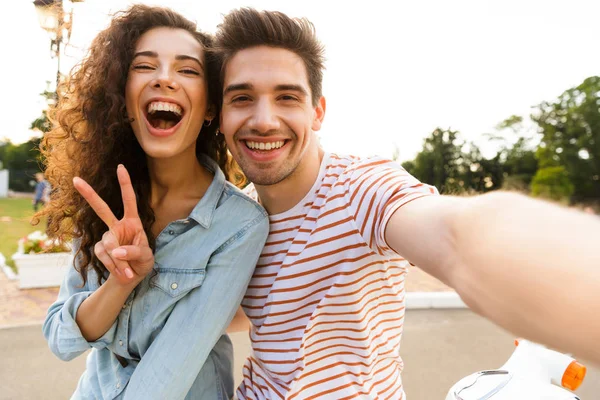 Foto Pareja Sonriente Hombre Mujer Tomando Selfie Teléfono Móvil Mientras — Foto de Stock