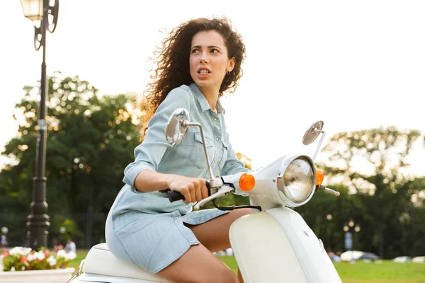 Retrato Mujer Caucásica Años Montando Una Elegante Moto Través Calle —  Fotos de Stock