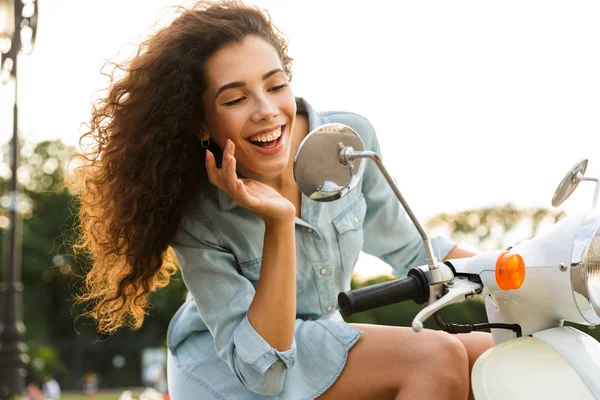 Retrato Una Encantadora Mujer Años Sentada Elegante Scooter Mientras Pasea — Foto de Stock